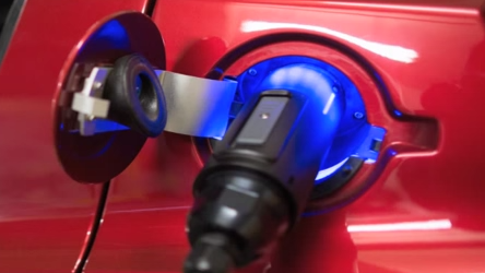 Je auto opladen via straatlantaarns