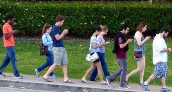 Straatbeeld door mobiele telefoon