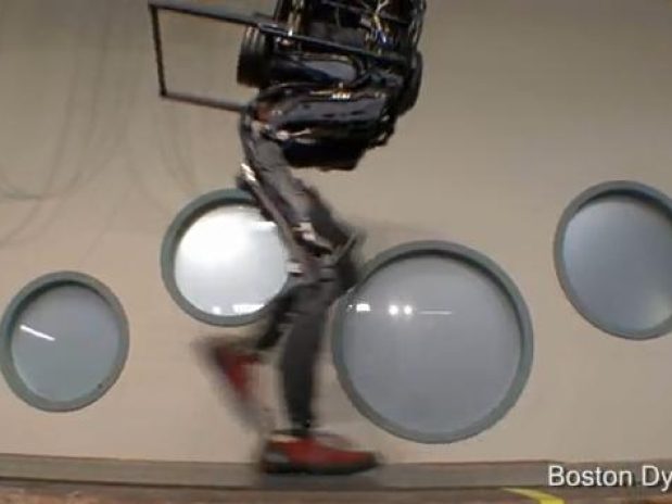 Eerste robot met 'menselijke' manier van lopen