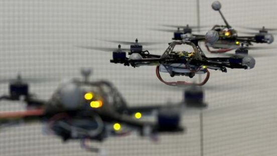 Quadrocopter speelt tennis
