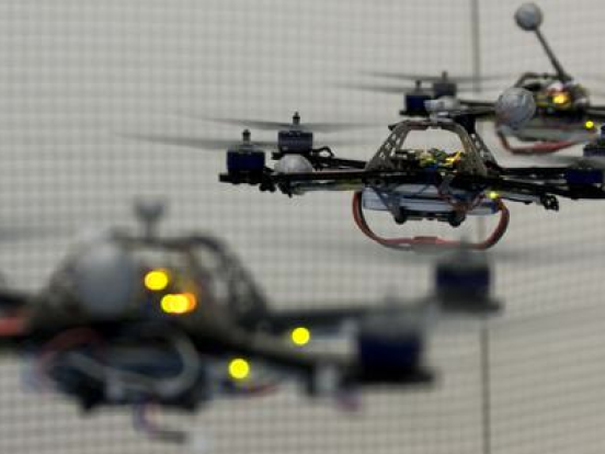 Quadrocopter speelt tennis